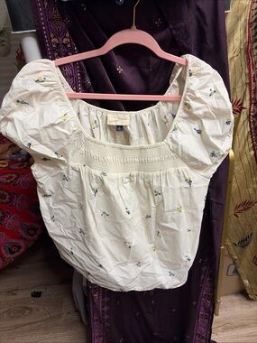 New Universal Threads top smocked embroidered floral puff sleeve  sz medium
